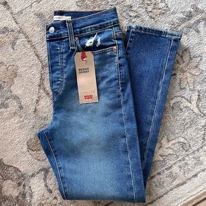 LEVIS WEDGIE SKINNY NEW SIZE 2/26